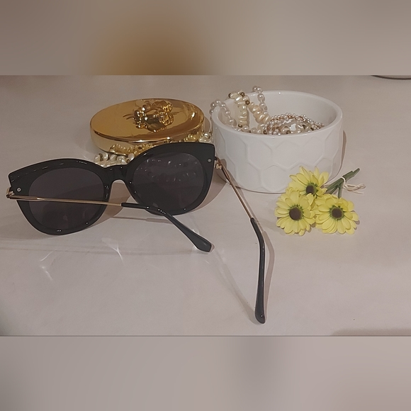 Black Cat Sunglasses w/ Gold Arms - Picture 4 of 4